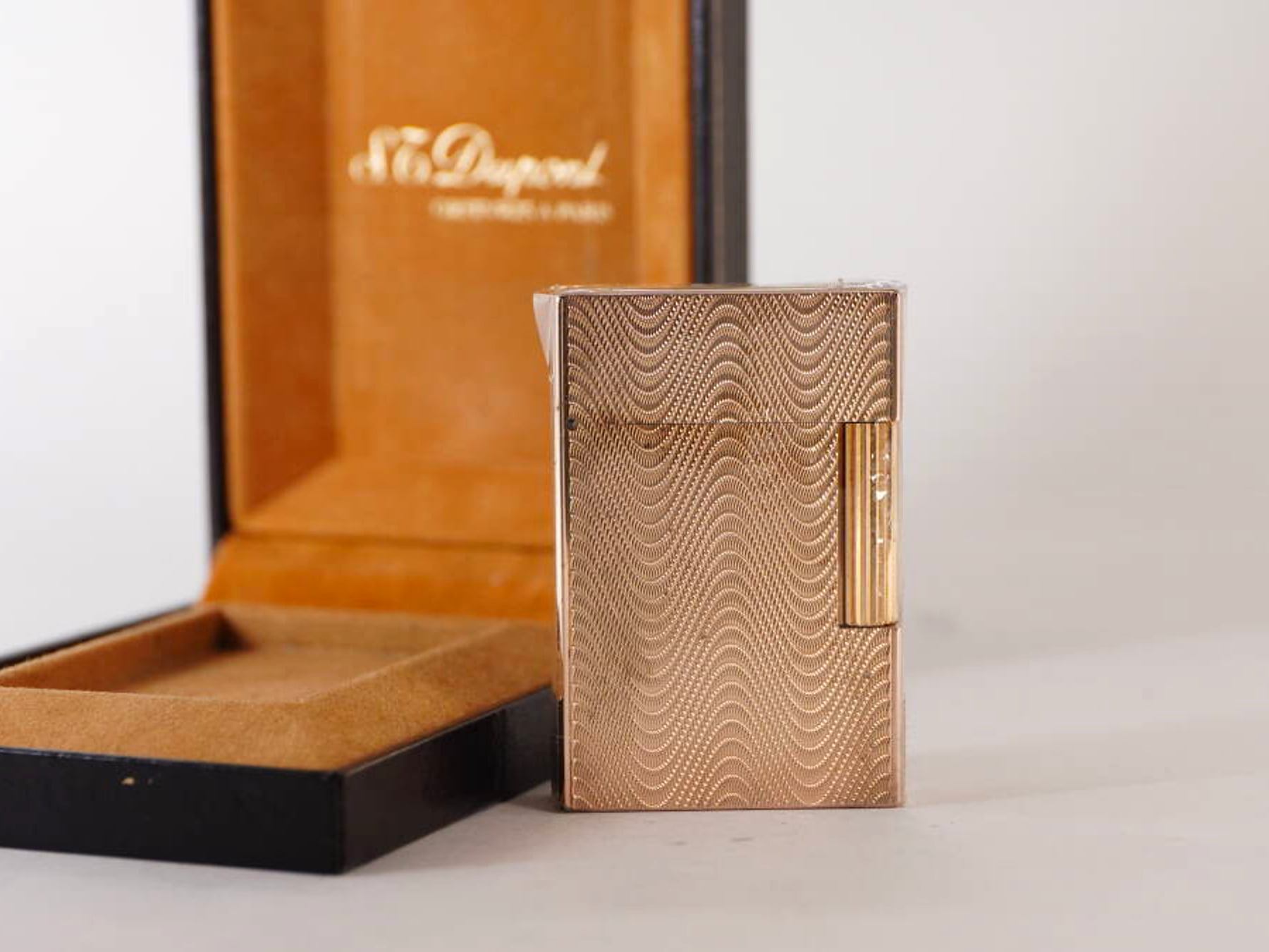 S.T.Dupont エステーデュポン L2系 ガスライター 1点 原箱付 ゴールドカラー 波状デザイン 現状品 · plate 9