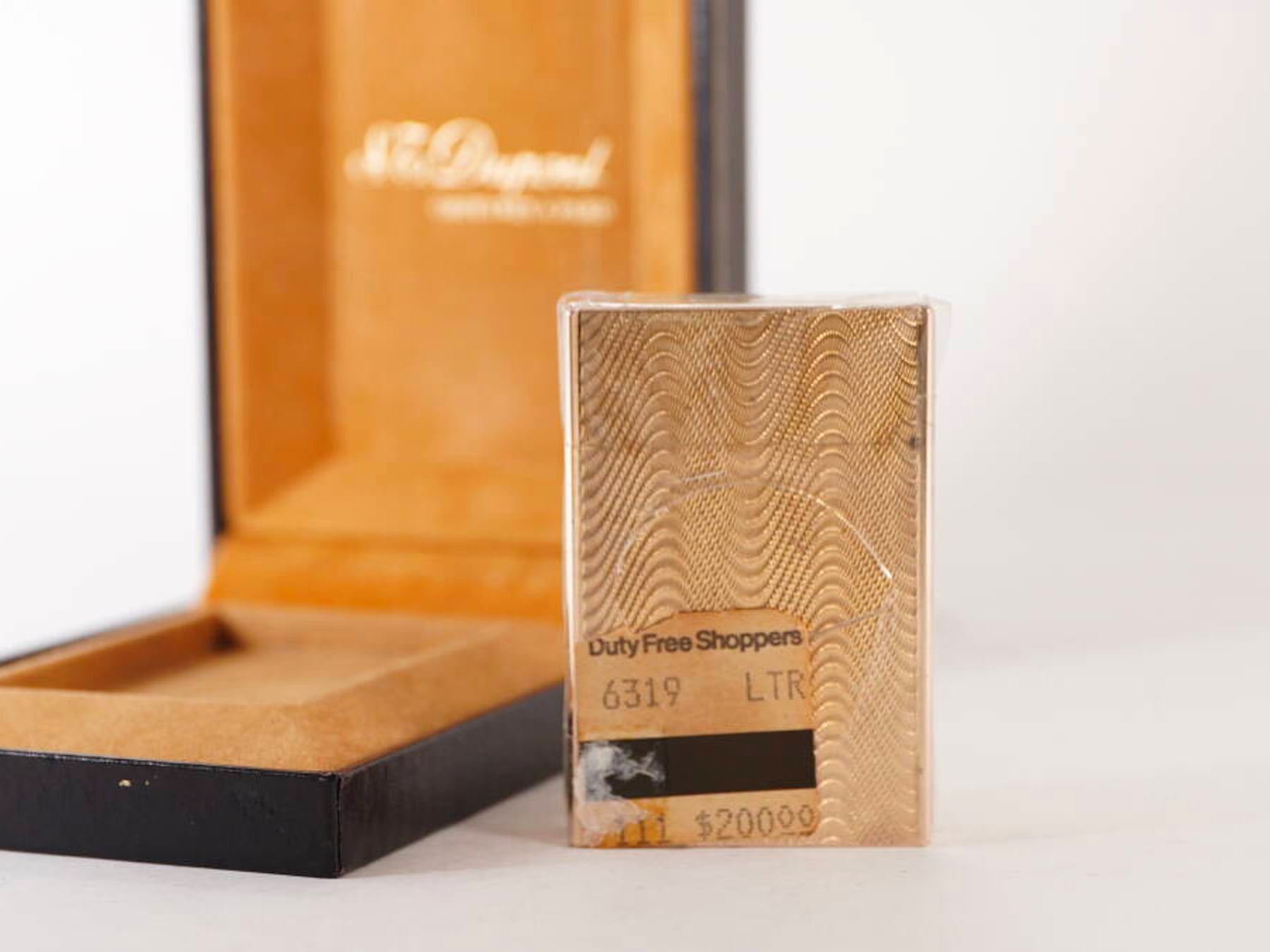 S.T.Dupont エステーデュポン L2系 ガスライター 1点 原箱付 ゴールドカラー 波状デザイン 現状品 · plate 3