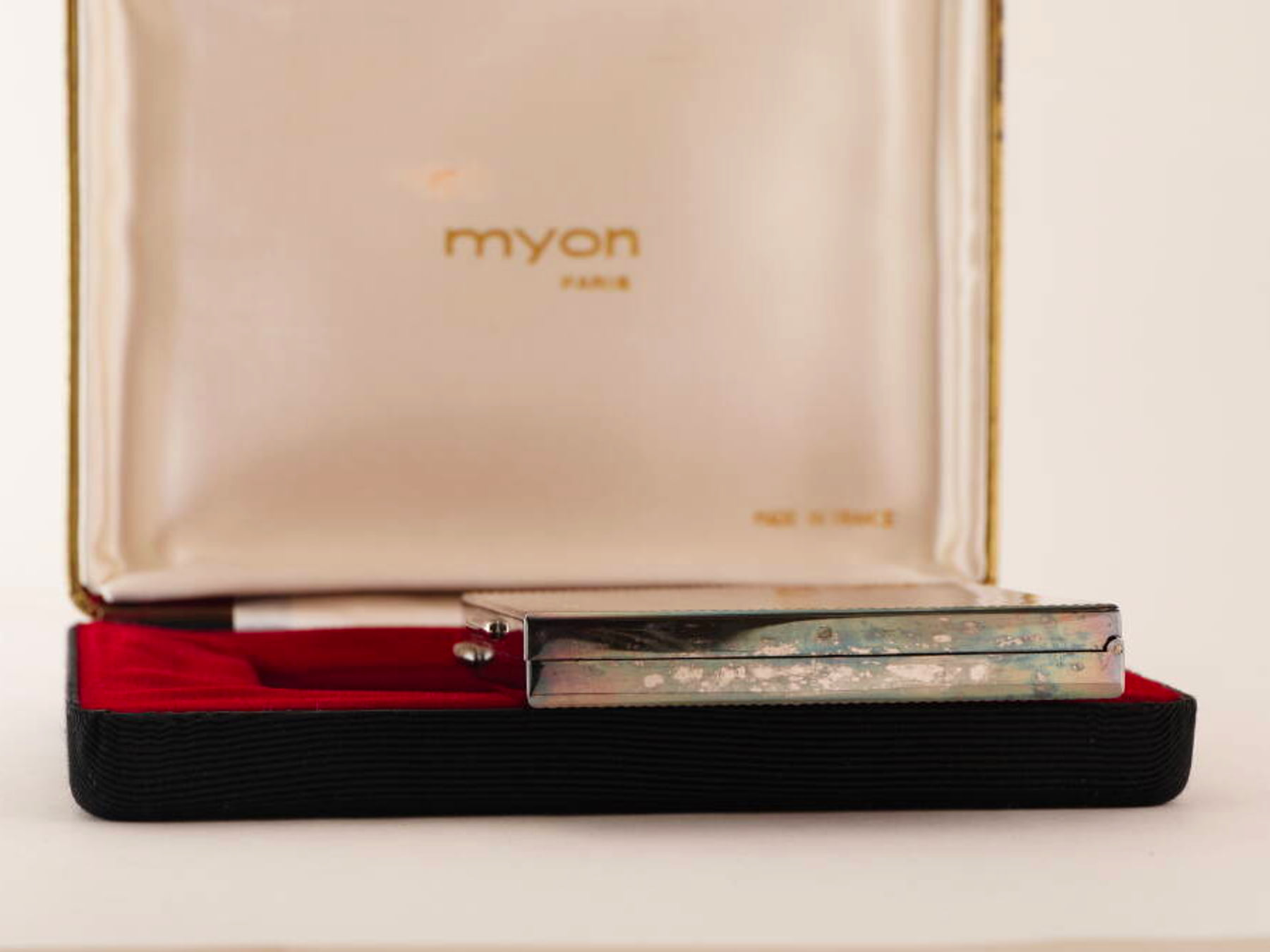 MYON マイヨン シガレットケース シルバーカラー 縦ライン 元箱付 · plate 3