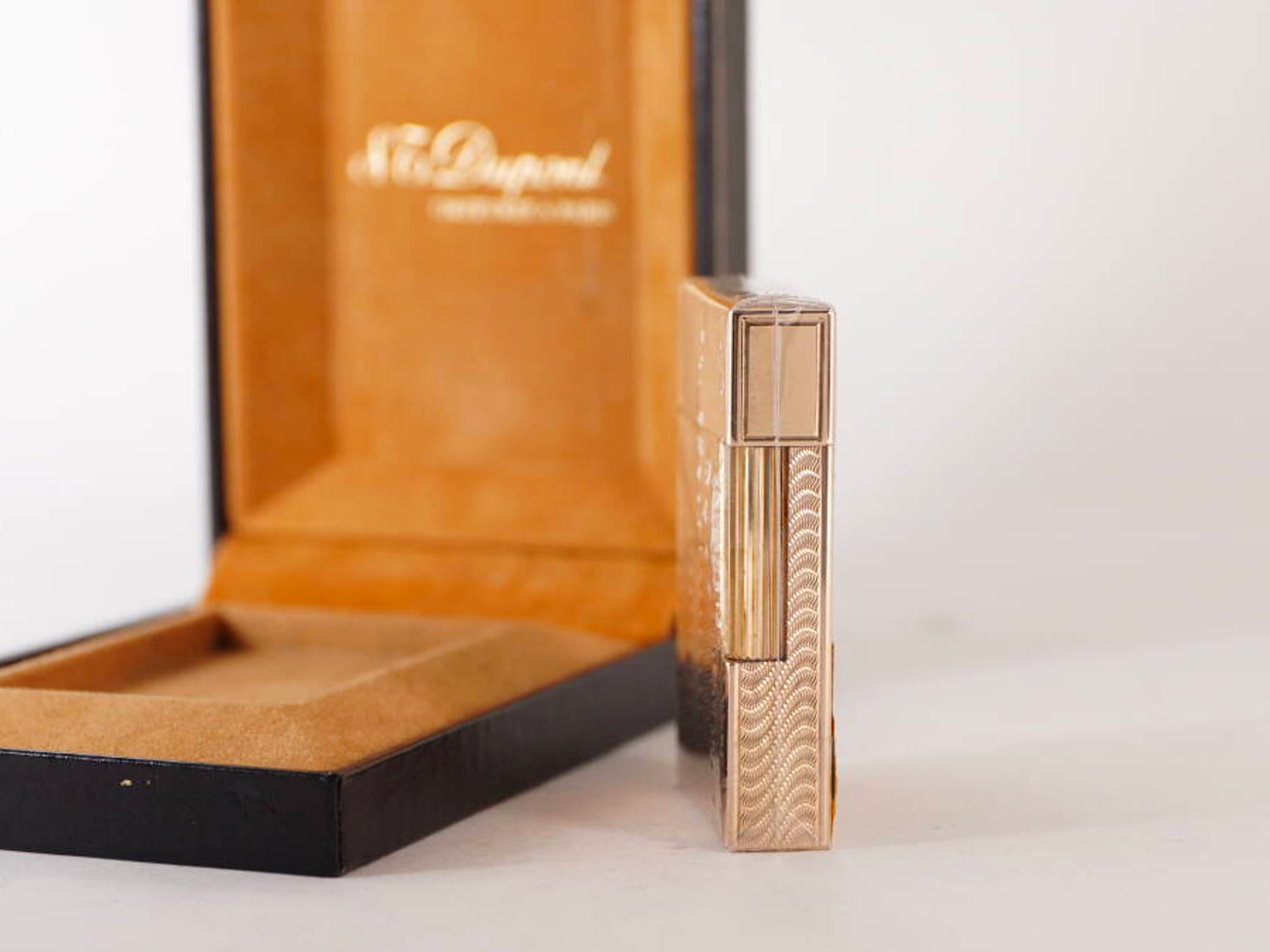 S.T.Dupont エステーデュポン L2系 ガスライター 1点 原箱付 ゴールドカラー 波状デザイン 現状品 · plate 10